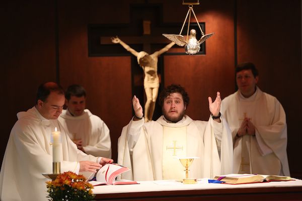 Fr Kyle Sanders celebrating Mass